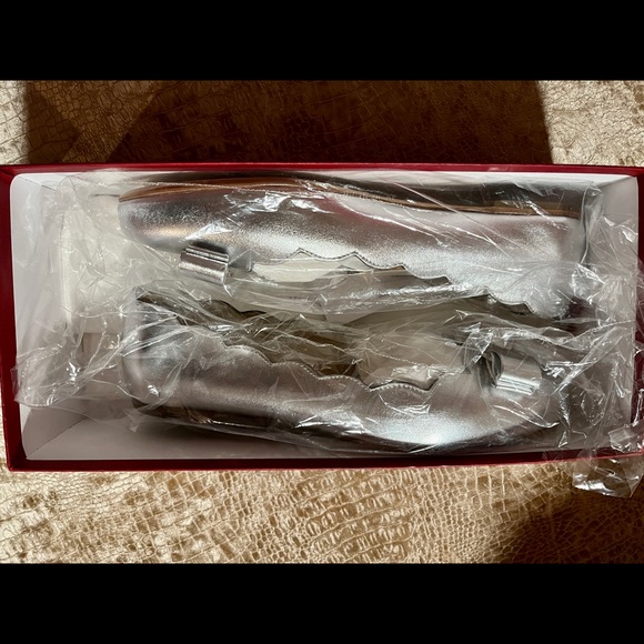 Brand New In Box Womens Scalloped Ferragamo Flats!! - Picture 2 of 5